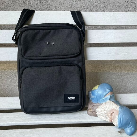 Solo New York Crossbody bag. - Picture 1 of 6